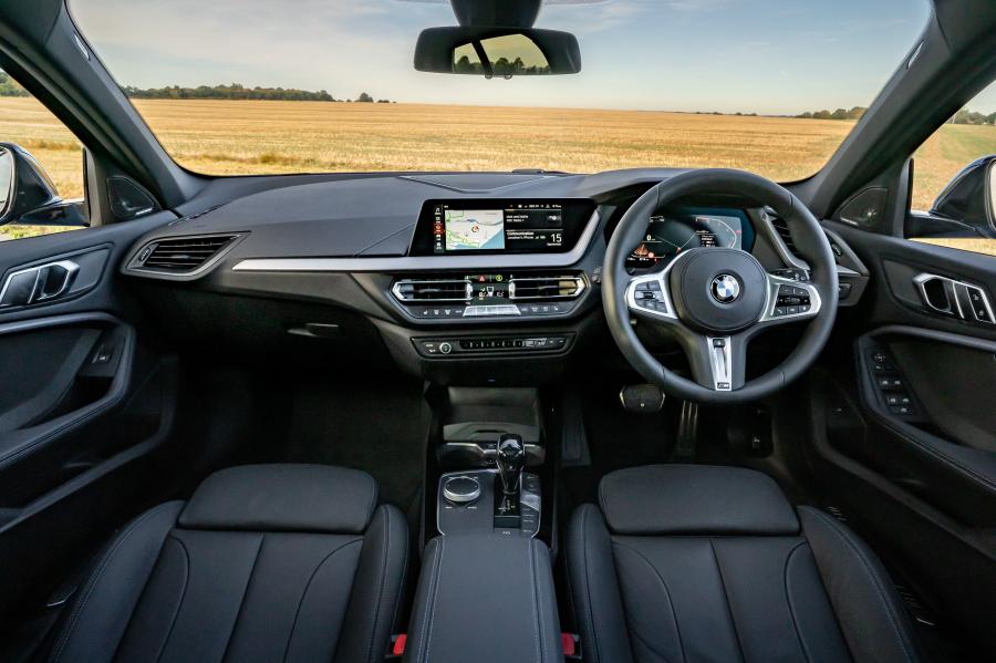 Торпедо BMW 118i M Sport (F40) 2019 года  (UK) (фото 17 из 43)